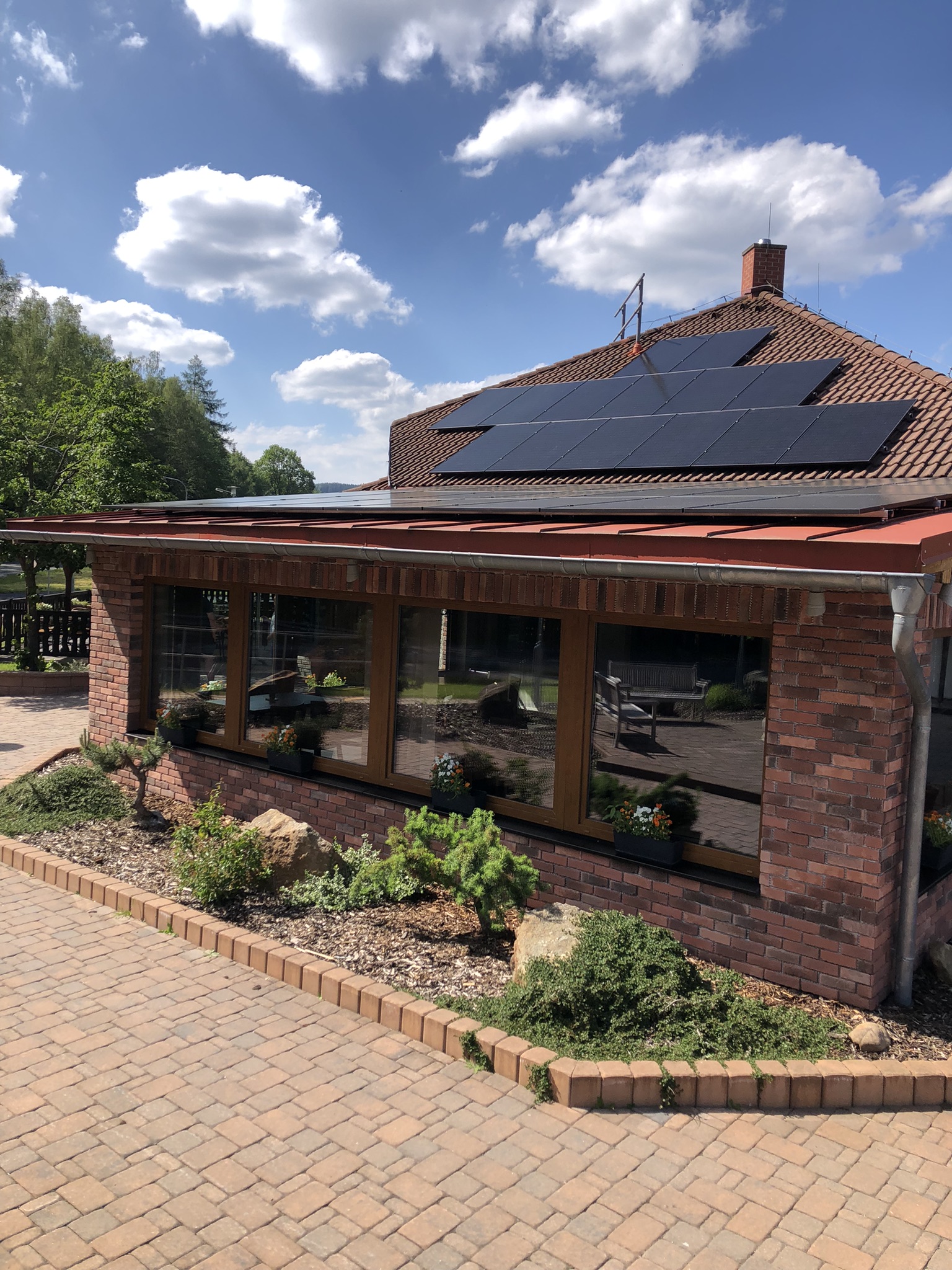 Fotovoltaické panely na střeše domu ve Středočeském kraji