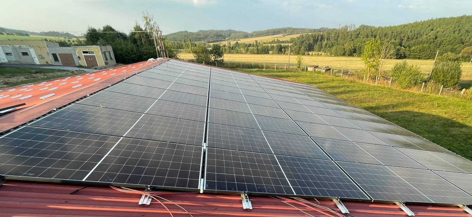 Fotovoltaické panely na střeše domu ve Středočeském kraji