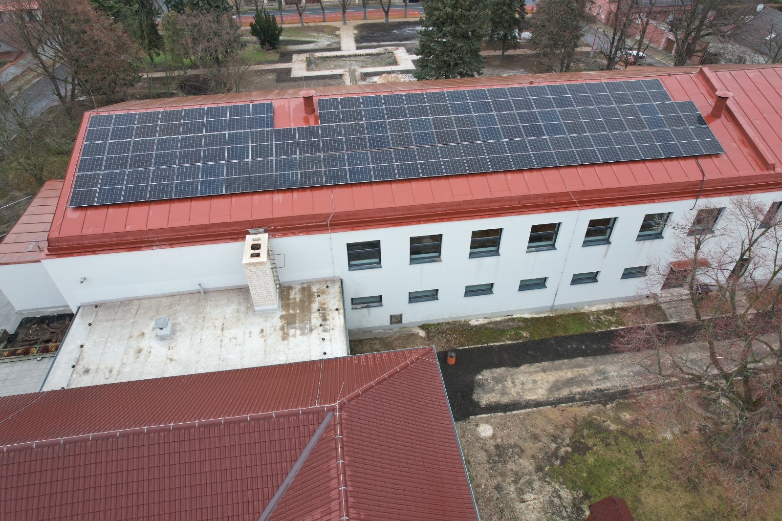 Fotovoltaické panely na střeše domu ve Středočeském kraji